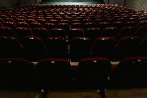 Sala de cine vacía antes de una proyección